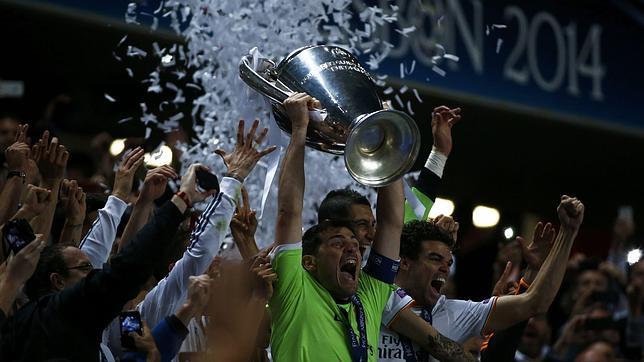 Íker Casillas levanta la décima Champions conquistada en Lisboa