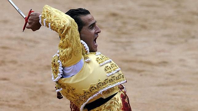 Iván Fandiño recoge el trofeo al triunfador de San Fermín 2014