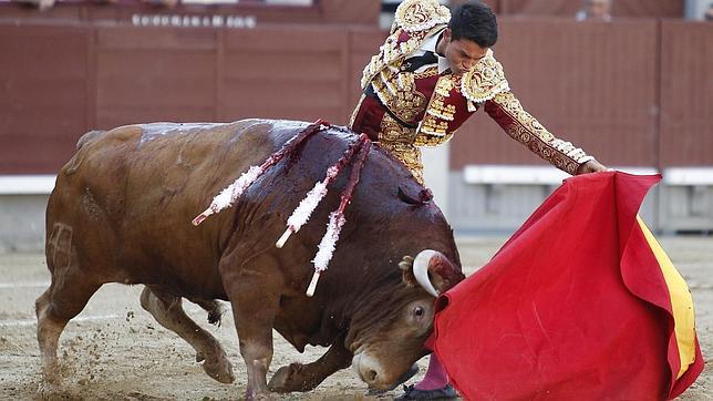 Manolo Vanegas corta una oreja en su debut en Las Ventas