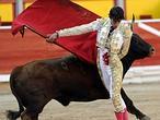 Directo: Eugenio de Mora corta una oreja al primer toro en Pamplona