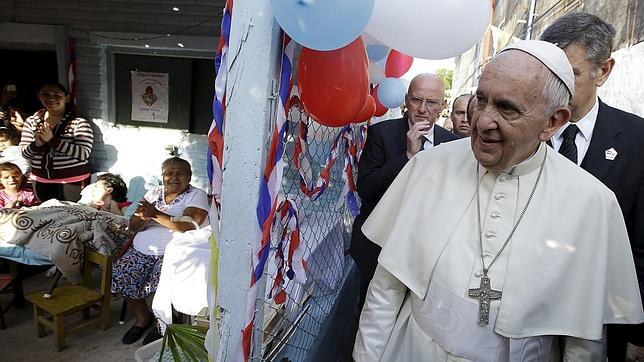 El Papa desata entusiasmo y lágrimas en una ciudad de chabolas en Paraguay