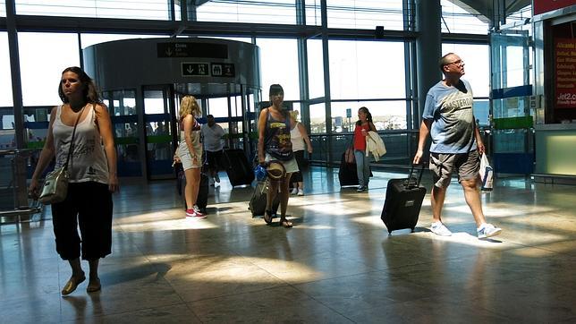 Turistas en el aeropuerto de Alicante-Elche