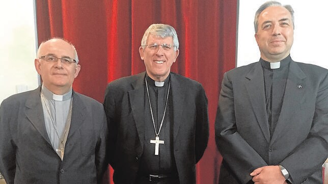 El arzobispo, junto a Fernández Collado y el nuevo provicario general