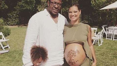 Bobby Brown junto a su mujer antes de dar a luz junto a su hijo Casio