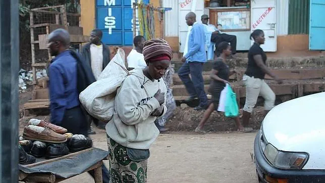 Una mujer en las calles de Kawangare, una de las favelas de Nairobi (Kenia)