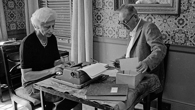 «Cartas a Véra» abarca desde 1923 a 1977. En la imagen Nabokov le dicta a su esposa Véra una de sus novelas