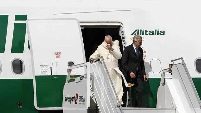 El papa Francisco bajando del avión que le llevó a Quito, Ecuador