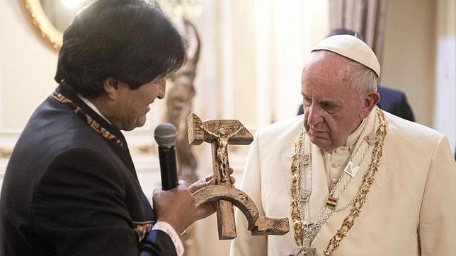 El Papa confirma que le sorprendió el crucifijo «comunista» que le regaló Evo Morales