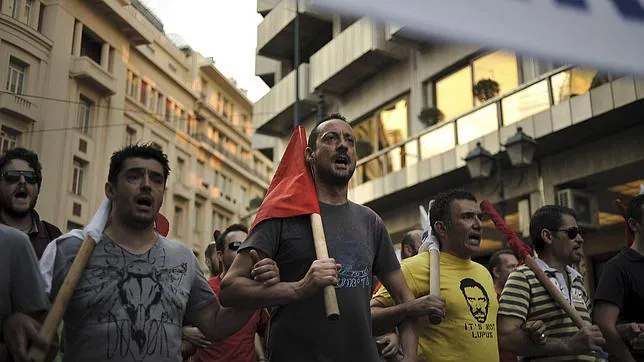 Varios miembros del sindicato comunista griego Pame participan en una protesta contra las políticas de austeridad frente al Parlamento de Atenas (Grecia)