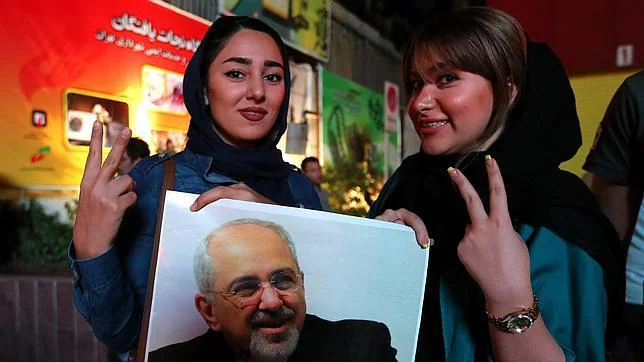 Celebración en Teherán con el cartel del ministro de Exteriores iraní