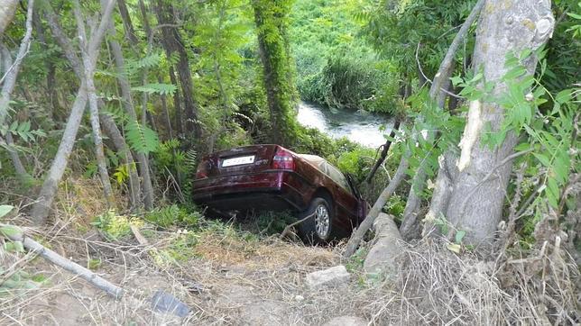 Rescatan un coche que había caído al Henares a la altura de Chiloeches