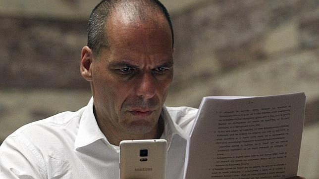 Varufakis: «Grecia se convierte en un vasallo del Eurogrupo con la capitulación»