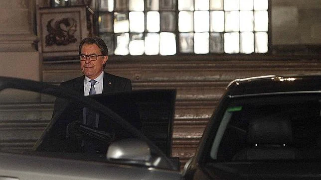 El presidente catalán, Artur Mas, sale del Palau de la Generalitat