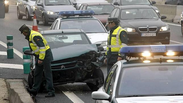 Freno y embrague para parar ante una emergencia