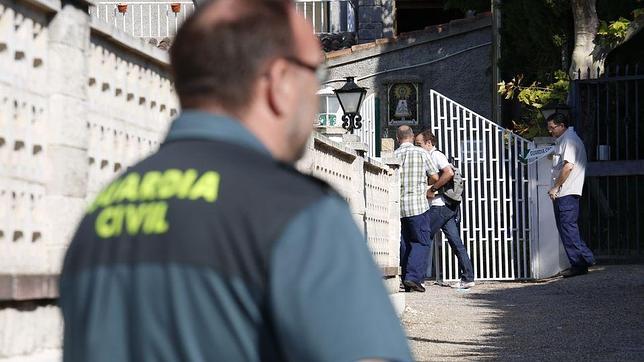 Un guardia civil, a las puertas de la residencia incendiada y en la que murieron ocho ancianos