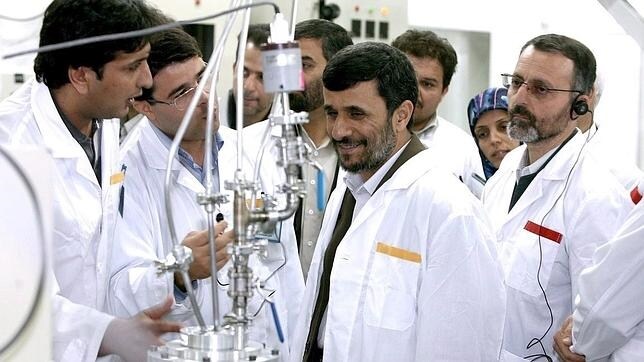El presidente Ahmadineyad inspecciona en 2007 la central nuclear de Natanz