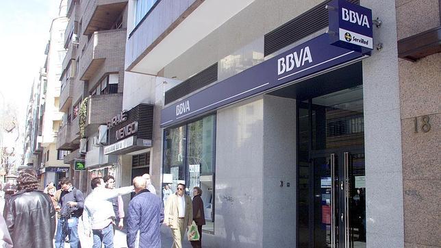 Sanitas y BBVA firman un convenio que mejora las condiciones financieras de los médicos