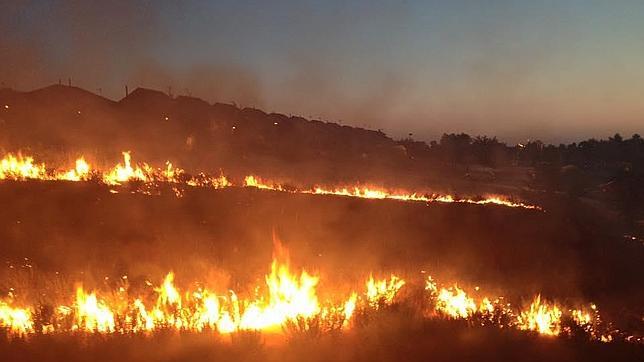 Los vecinos denuncian la dejadez del Ayuntamiento ante la amenaza del fuego