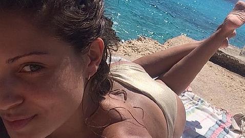 Hiba Abouk comienza sus vacaciones con un topless