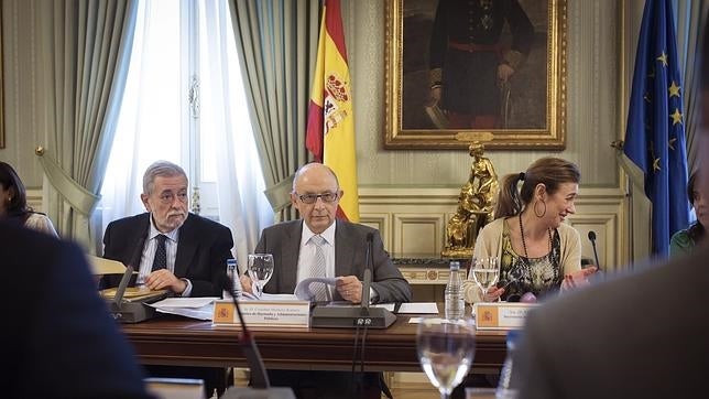 Hacienda exige por carta a once comunidades que concreten sus ajustes