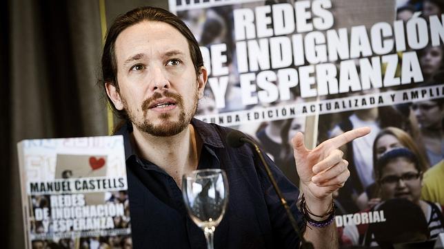 El secretario general de Podemos, Pablo Iglesias, durante la presentación del libro «Redes de indignación y esperanza», de Manuel Castells