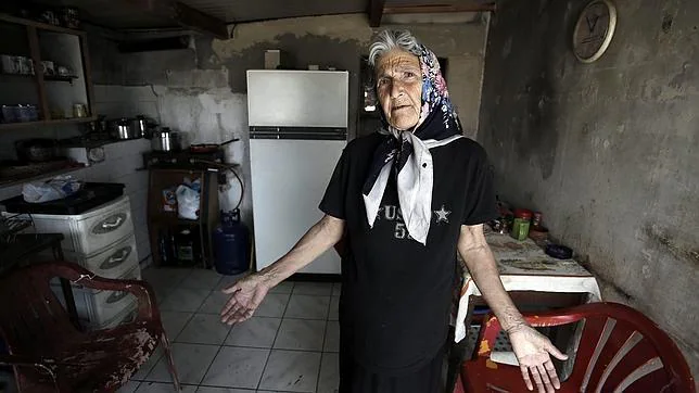 Anna Kousoula, pensionista griega de 60 años, se queja porque no puede retirar su pensión del banco debido al corralito