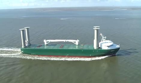 Este barco usa el efecto Magnus para moverse con ayuda de cilindros (YOUTUBE/Veritasium)