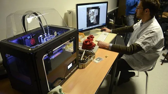 Un empleado prepara la impresión en 3D del cráneo de un paciente