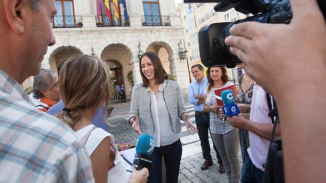 La alcaldesa de Gandía acusa a Torró de ocultar facturas por valor de 880.000 euros