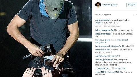 Enrique Iglesias se hace un selfie de lo más comprometido