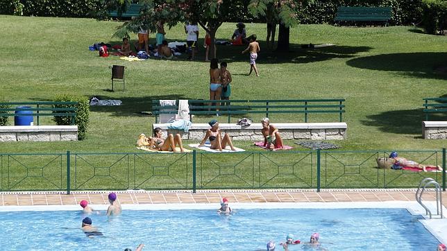  Gente disfrutando de la piscina municipal de la Plaza Juan de Austria
