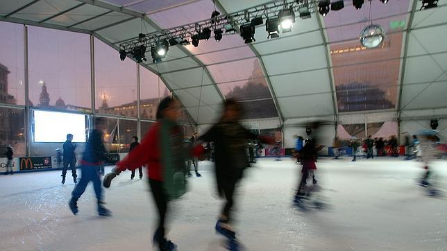 Colau no autorizará la pista de hielo en la plaza Cataluña de Barcelona