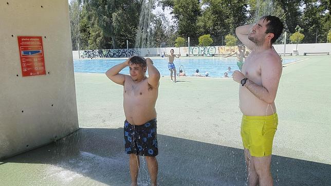 Las duchas de las piscinas públicas son uno de los principales focos de hongos