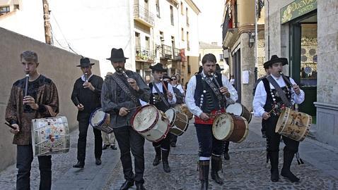 La Charrada saca el folclore a la calle