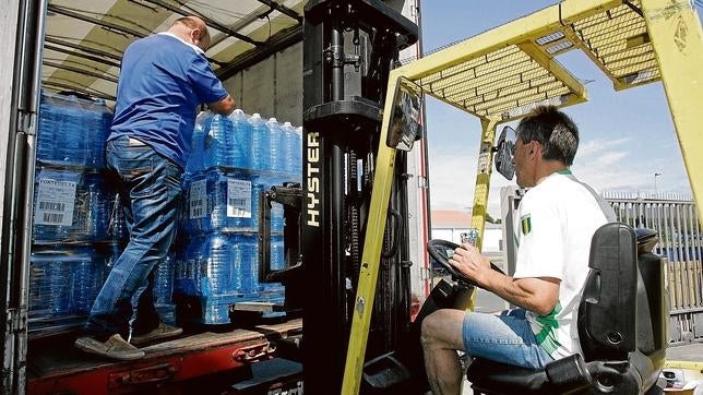 Más de 150.000 vecinos de la comarca de Ferrol recurren al agua embotellada por un compuesto químico en la del grifo