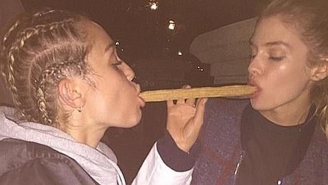 Miley Cyrus se divierte con su novia Stella Maxwell en Disney