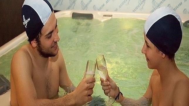 Una pareja brinda en el interior del lugar