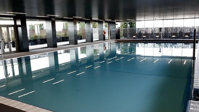El interior de una piscina en el que se practica nudismo
