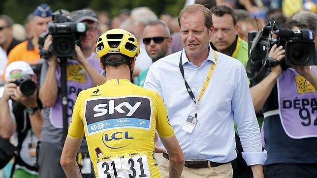 Christian Prudhomme, director del Tour, saluda a Chris Froome