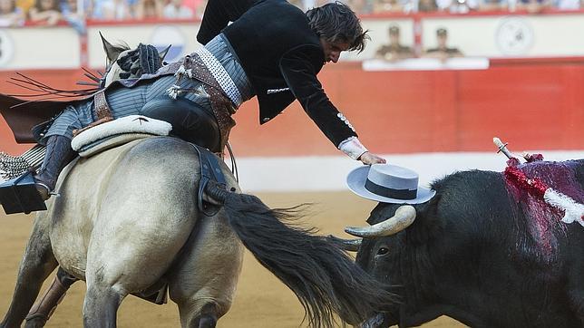 Diego Ventura y Leonardo Hernández estrenan la puerta grande en Santander