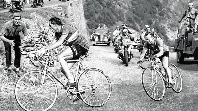 Coppi pedalea deante del francés Jean Robic