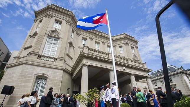 Vista de la bandera cubana que ondea en la que será la embajada del país en Washington