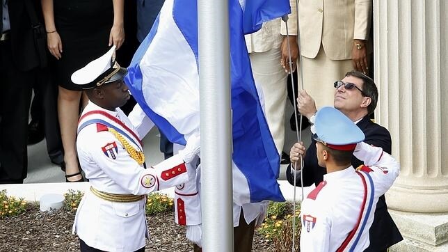El canciller cubano, Bruno Rodríguez, durante la izada de la bandera en la Embajada de Cuba en Washington