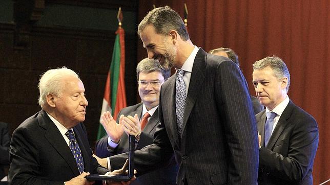 El Rey entrega el premio a José Ferrer Sala en presencia de Urkullu