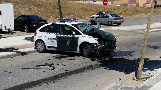 Embiste con un coche robado a una patrulla de la Guardia Civil y se da a la fuga