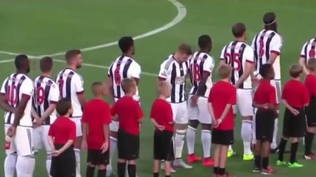 Un jugador norirlandés del West Brom da la espalda al himno británico