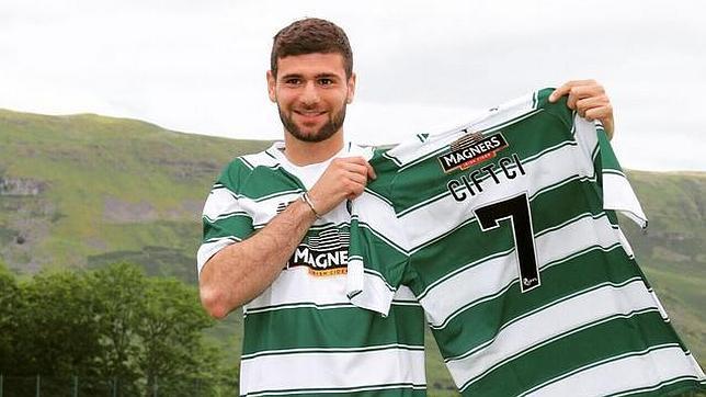 Nadir Ciftci posa con la camiseta del Celtic de Glasgow