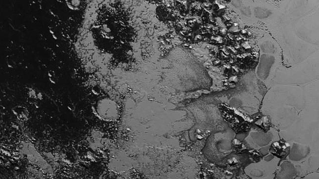 La nueva imagen de Plutón publicada hoy, esta a una distancia de 77.000 kilómetros de la superficie