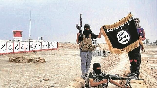 Yihadistas del Estado Islámico con su bandera