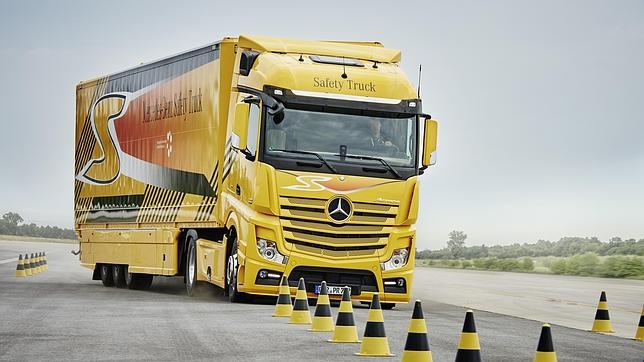 El nuevo sistema para camiones de Mercedes-Benz ayudará además en los cambios de carril